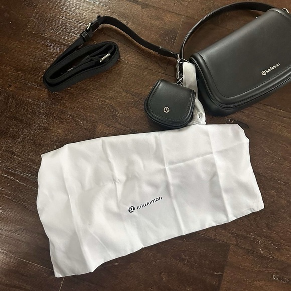 Lululemon-Leather Alternative Mini Bag 1.2L-Black-NWT - Picture 11 of 13